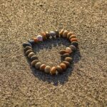 piedras formando un corazon en la arena