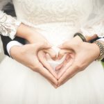 manos de recien casados formando un corazon
